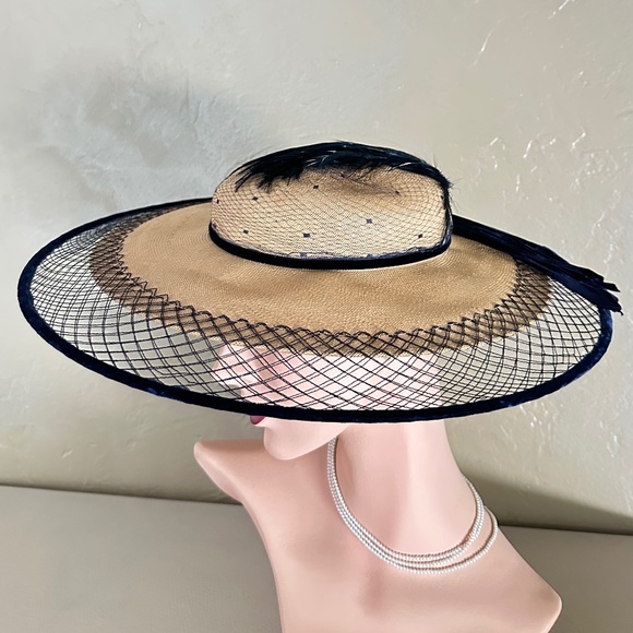 1940'S NATURAL STRAW HAT WITH NETTING BRIM, NAVY VELOUR TRIMMING + NAVY FEATHER - Picture 4 of 11